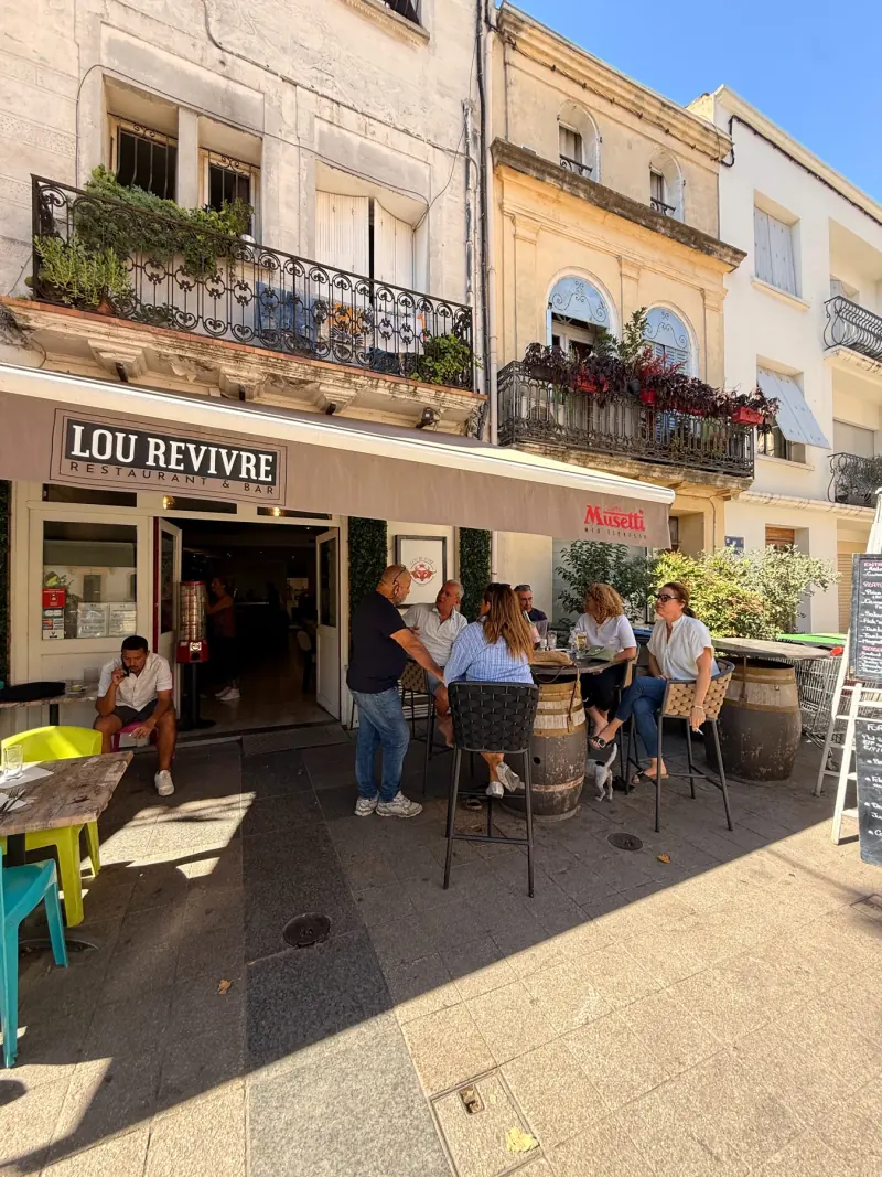 La façade de Lou Revivre place de la Libération, avec sa terrasse ombragée